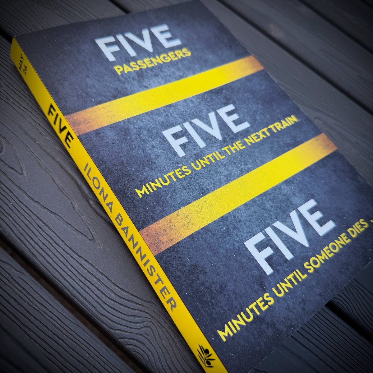 gemmaEdenham's tweet image. I was lucky enough to be given one of these in Harrogate. What a premise! 5 characters and 5 minutes until one of them dies! I loved it. Such a fast paced page turner
Out next May