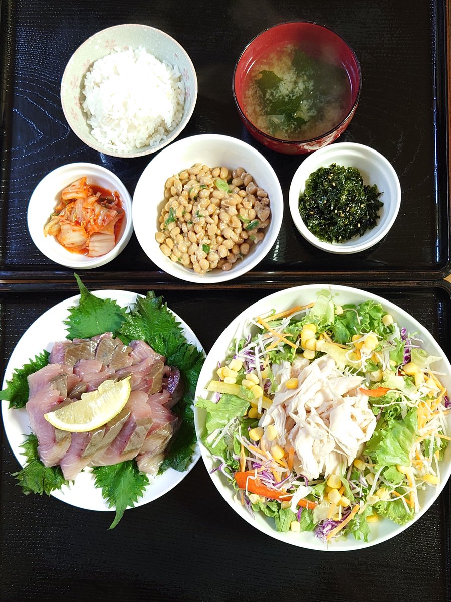 Tomi_01_26's tweet image. おつかれさまです🙇
ぶりの刺身
チキンサラダ
納豆(キムチ、韓国のり)
わかめ、ネギのみそ汁
今日は全然時間がなくて、みそ汁以外は盛り付けただけの手抜き料理です🍚
#おうちごはん
