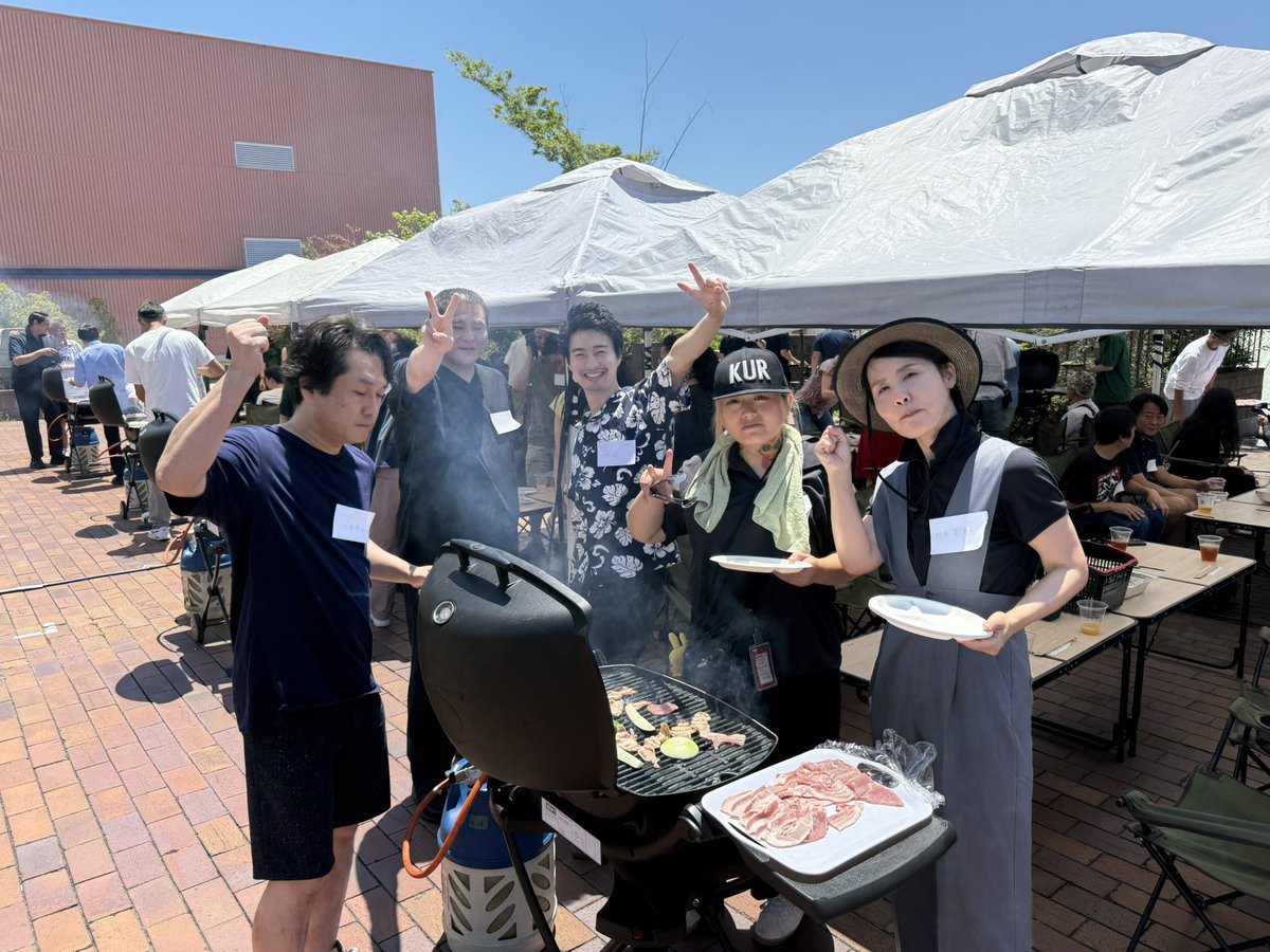 gen_fukuda's tweet image. 今日は弾丸で広島から横浜の第一回ヘススBBQへ。初登院からお隣りの席の #深作ヘスス チームは炎天下の中でも大盛況でした！久しぶりに山口花都議にも会えて嬉しい会でした。トンボ帰りで夕方からはお祭りラッシュです^_^ #国民民主党 #福田玄