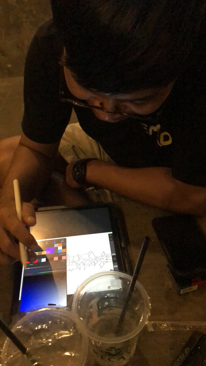 KrowakMin's tweet image. Deadline💀 
Sudah habis 2 cup hazelnut,sik buntu utek e gara gara mikir werno desain🥵