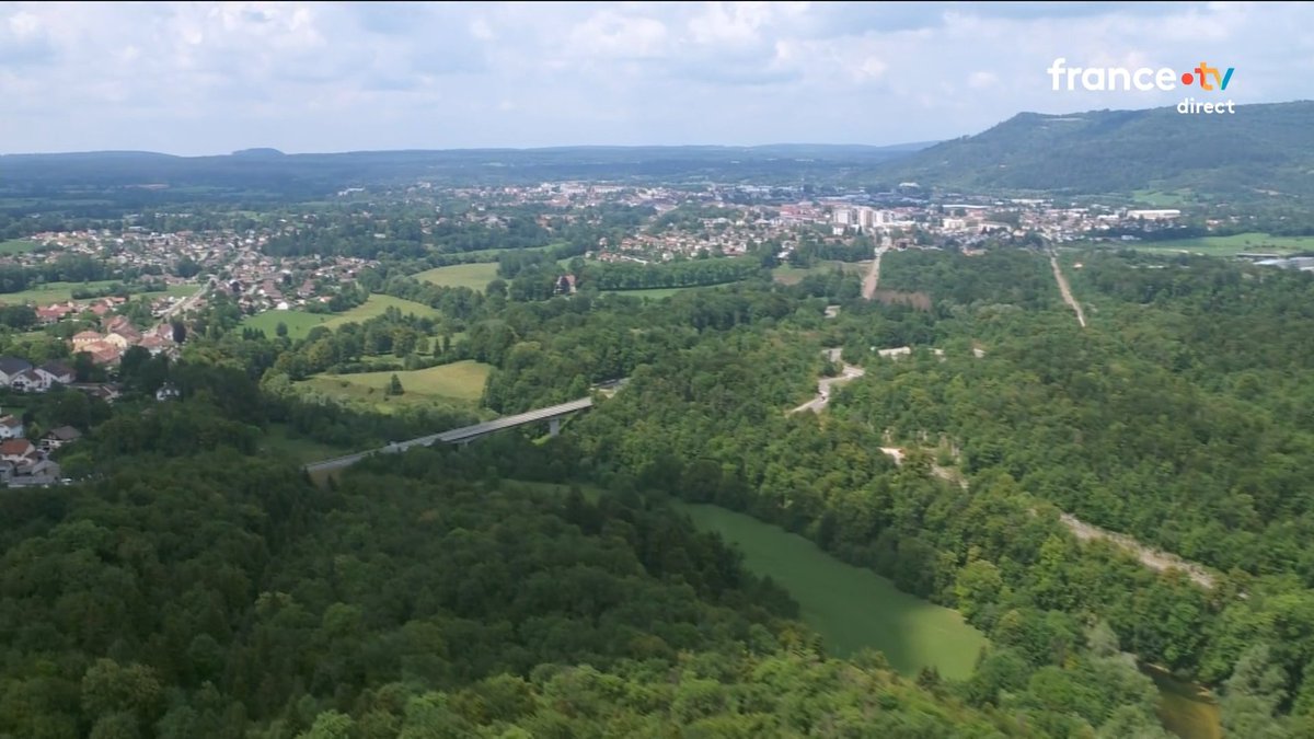 DansLaMusette's tweet image. Champagnole la perle du Jura, son parc de Belle-Frise, son cimetière et son office notarial. #TDF2025