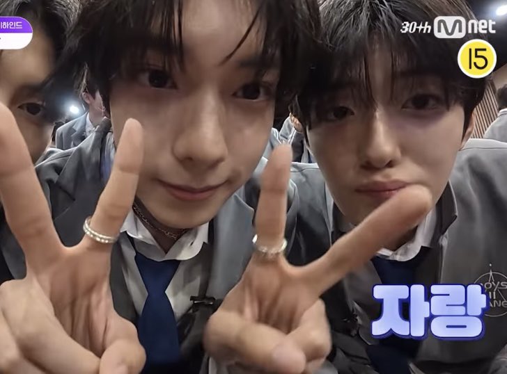 w0n1uv's tweet image. 둘이 꼭 붙어있는 것 좀 봐