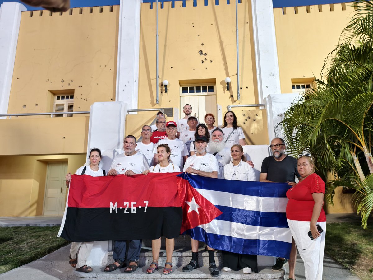 Desde el Cuartel Moncada ntra Cra Antonia Silva y otros amigos q están de visita en Cuba nos envían esta foto Este gpo y otros q viajan a Cuba llevan el aporte de ntras Asociaciones en las donaciones entregadas a instituciones de la salud en Santiago de Cuba
Viva Cuba 🇨🇺     🟥⬛