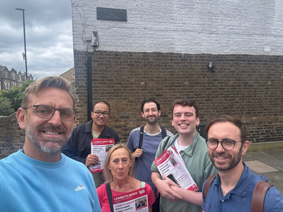 ClaphamTownLab's tweet image. Great conversations in Clapham Town this morning.
Lots of residents praising the 200+ new trees across the ward and keen to catch up with our hardworking councillors. 🌳🌹