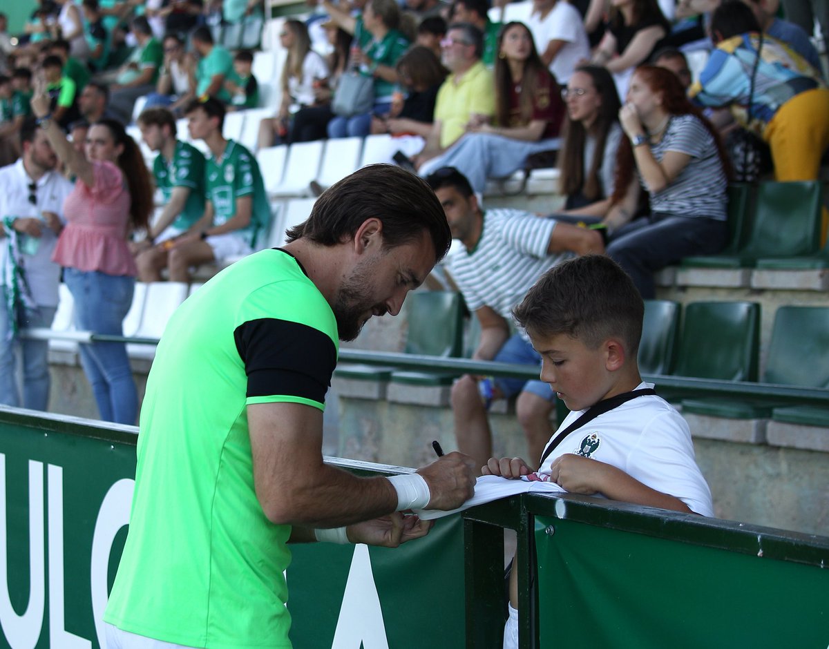 CD_Toledo's tweet image. 💚 ¡El primer entrenamiento de la temporada será a puertas abiertas! 🤍
Os esperamos para recibir al equipo en la primera sesión de trabajo el lunes, a partir de las 19.30h, en el Salto del Caballo.
Acceso a partir de las 19.15h por puertas 2/3.
#SiempreCDToledo 💚⚪️