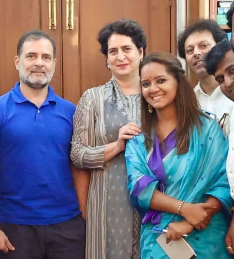 awesh29's tweet image. यह केवल राहुल गांधी @RahulGandhi ही कर सकते हैं। यही मोहब्बत की दुकान है कभी तस्वीरों में दिखती है, कभी मोची की दुकान पर, कभी बुलडोजर से गिरे मकानों को देख सिसकियां भरती किसी मां के कांधे पर, तो कभी किसी मैकेनिक की काली पड़ चुकी कमीज की महक को महसूसने की कोशिशें में।
राहुल,…