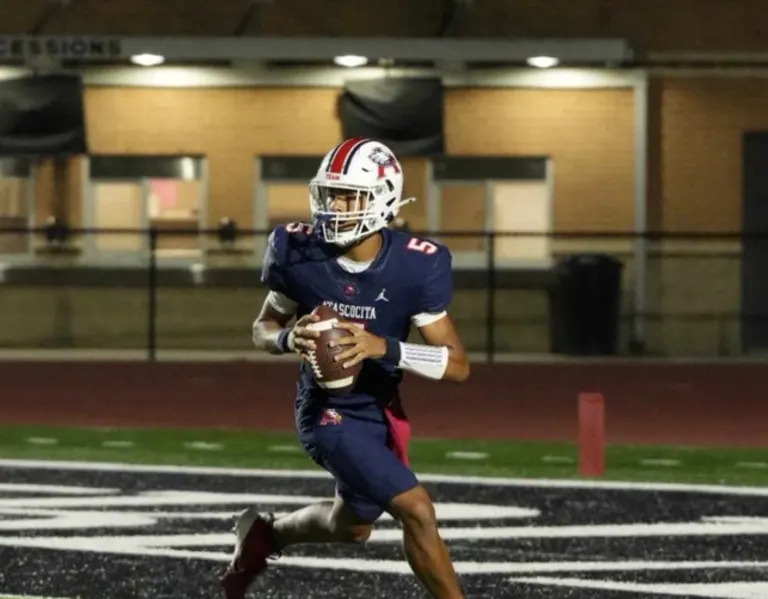 Atascocita's Offensive 🔥 Watchlist:
• Cardae Mack slides back to RB after 2 yrs at QB — 1,918 yds, 22 TDs in 2024
• CJ Toney adds speed &amp; toughness
• Isaiah Rasheed takes over at QB
💡OL is young — but the playmakers are 🔥
#txhsfb #WatchOut