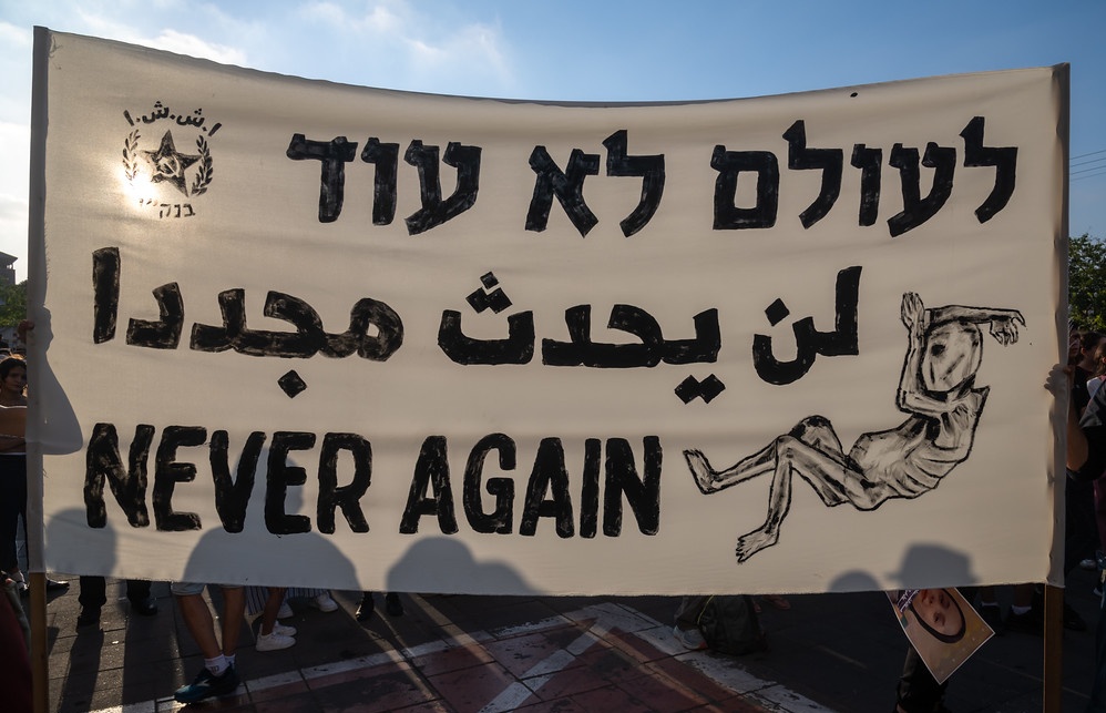 לעולם לא עוד
لن يحدث مجددا
Never Again