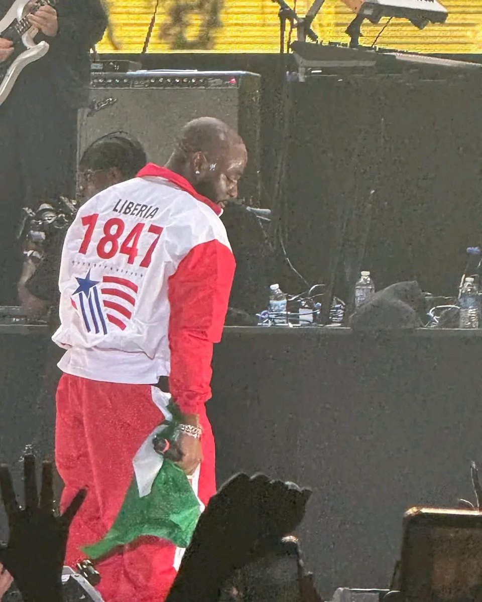 FlakkoPoetik's tweet image. INTERNATIONAL AFROBEATS ARTIST DAVIDO DRESSED IN A CUSTOMIZED TRACKSUIT DURING HIS PERFORMANCE IN MINNEAPOLIS — PAYING RESPECT TO THE OLDEST INDEPENDENT NATION IN AFRICA (LIBERIA) AS THE NATION CELEBRATES 178 YEARS OF EXISTENCE.🇱🇷🔥👏🏾