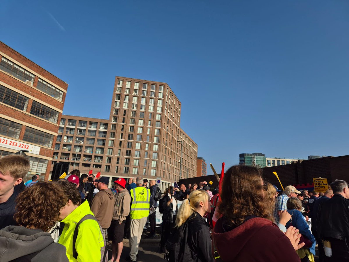 CPBritain's tweet image. Local Party comrades were out supporting striking Unite @unitetheunion bin workers at yesterday’s megapickets in the dispute with Birmingham Council #Megapicket
The Labour Council & Starmer’s Government can end the dispute by halting the cuts.
Keep fighting! Unity is strength!