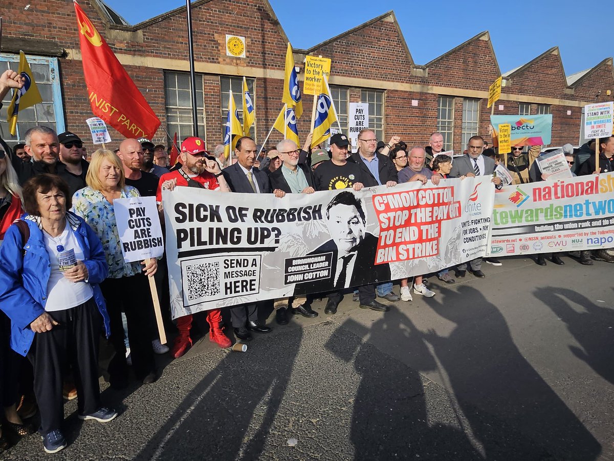 CPBritain's tweet image. Local Party comrades were out supporting striking Unite @unitetheunion bin workers at yesterday’s megapickets in the dispute with Birmingham Council #Megapicket
The Labour Council & Starmer’s Government can end the dispute by halting the cuts.
Keep fighting! Unity is strength!