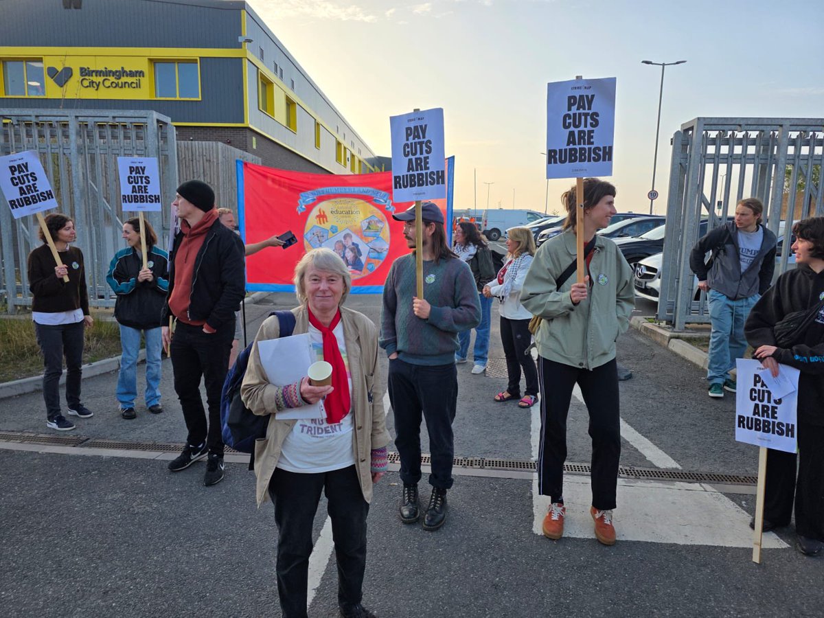 CPBritain's tweet image. Local Party comrades were out supporting striking Unite @unitetheunion bin workers at yesterday’s megapickets in the dispute with Birmingham Council #Megapicket
The Labour Council & Starmer’s Government can end the dispute by halting the cuts.
Keep fighting! Unity is strength!