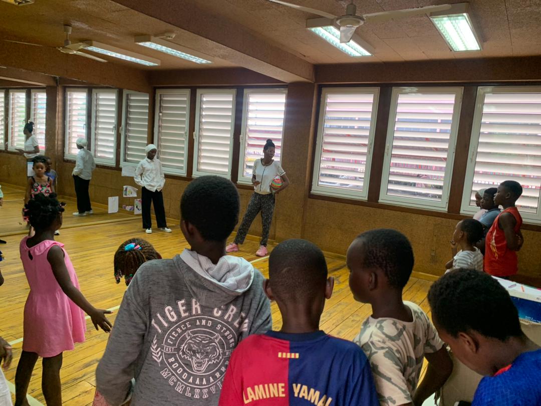 ccemalabo's tweet image. Varios peques participan en nuestras acostumbradas jornadas de "El Juguetón" de los sábados infantiles, organizados en el Centro Cultural de España en Malabo, con la asociación CIPGE.
@EmbEspMalabo #EspañaEnGE @CooperacionESP @AECID_EspMalabo @Revista_REG @AhoraEg