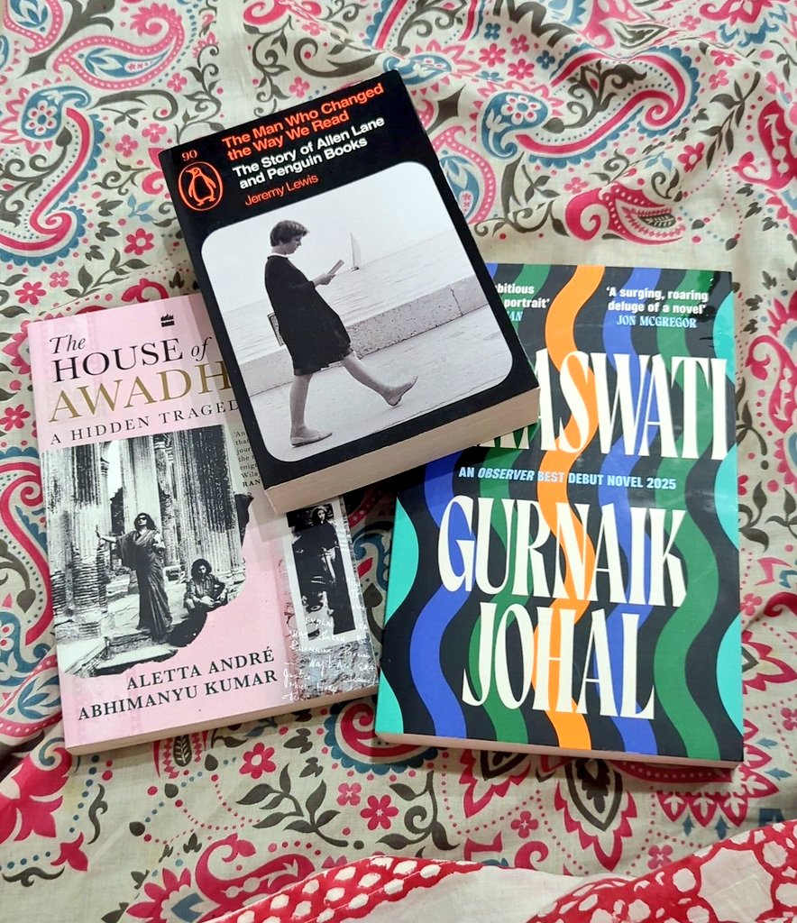 aatreyee2's tweet image. Me meeting @sayantansunnyg at @midlandbook : I can't buy any more books. I have no space at home.
Me leaving the said place after thirty minutes: 🤦🏾♀️🫠