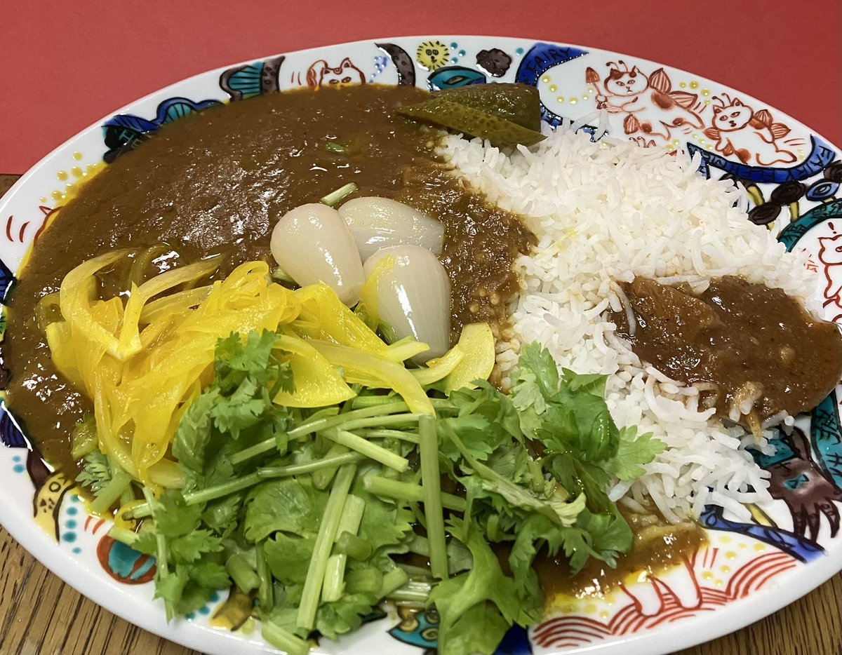yuriisneko's tweet image. 今日はあたためるだけのレトルトのカレー
だが、昨日から持ち越しのアチャールとバスマティライスのおかげでより盛り上がった＼(^ω^)／
暑過ぎてカレー欲が爆発しています。
パクチー大好き！