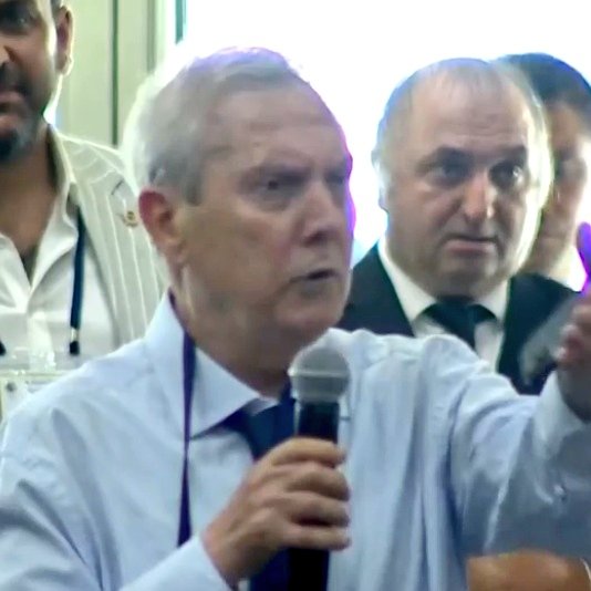 nexustransfer's tweet image. Aziz Yıldırım: "Bak Hamdi, beni kızdırma! Dalarım başka yerden, işin içinden çıkamazsın!"