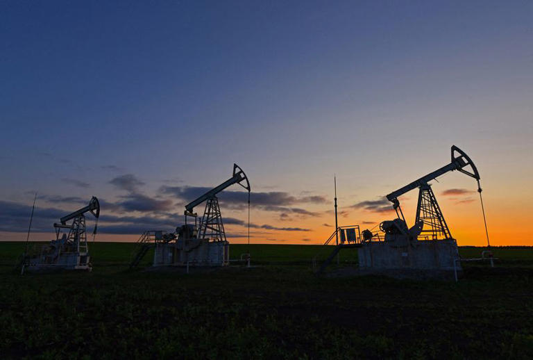 Fxhedgers's tweet image. OIL PRICES DIP TO SETTLE AT 3-WEEK LOW ON US AND CHINA ECONOMIC CONCERNS
Oil prices eased on Friday and settled at a three-week low as traders worried about negative economic news from the U.S. and China and signs of growing supply.
Losses were limited by optimism U.S. trade…