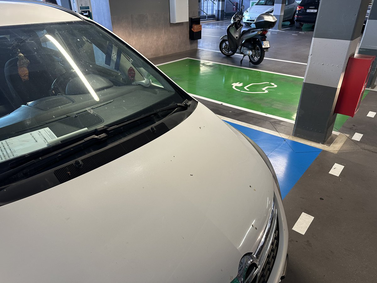 Mi más sincera enhorabuena a los conductores de coches eléctricos. En poco tiempo se respetan más sus plazas de carga que las de movilidad reducida. Hoy de 4 coches estacionados en PMR, solo uno portaba distintivo. Mientras tanto…