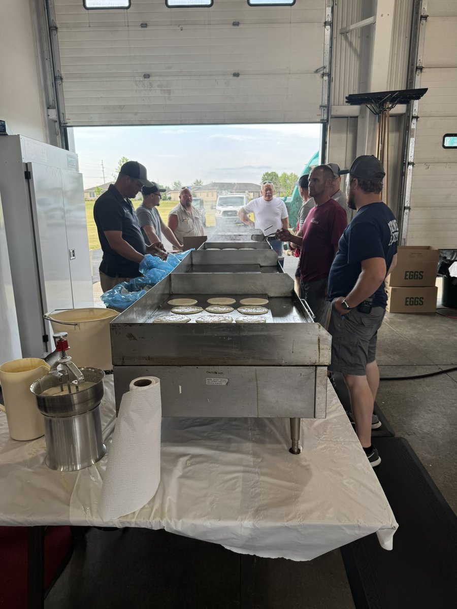 smjustus's tweet image. Appreciate the opportunity to have breakfast with Indiana House Majority Leader @mjlehman23 at the Berne Fire Department Breakfast while representing @SenatorBanks & @scottluginbill