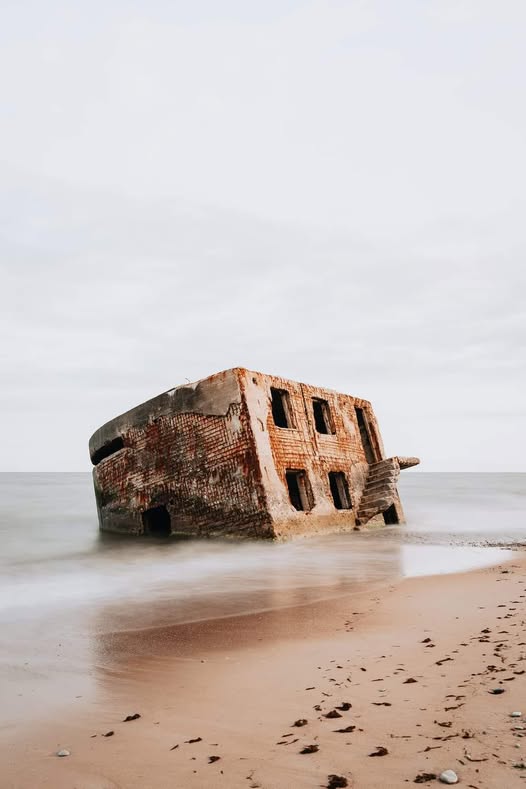 Darekbrzoza's tweet image. VILLA NA PLAŻY - SPRZEDAM bez pośredników,
bardzo tanio.
za INCREDIBLE WORLD