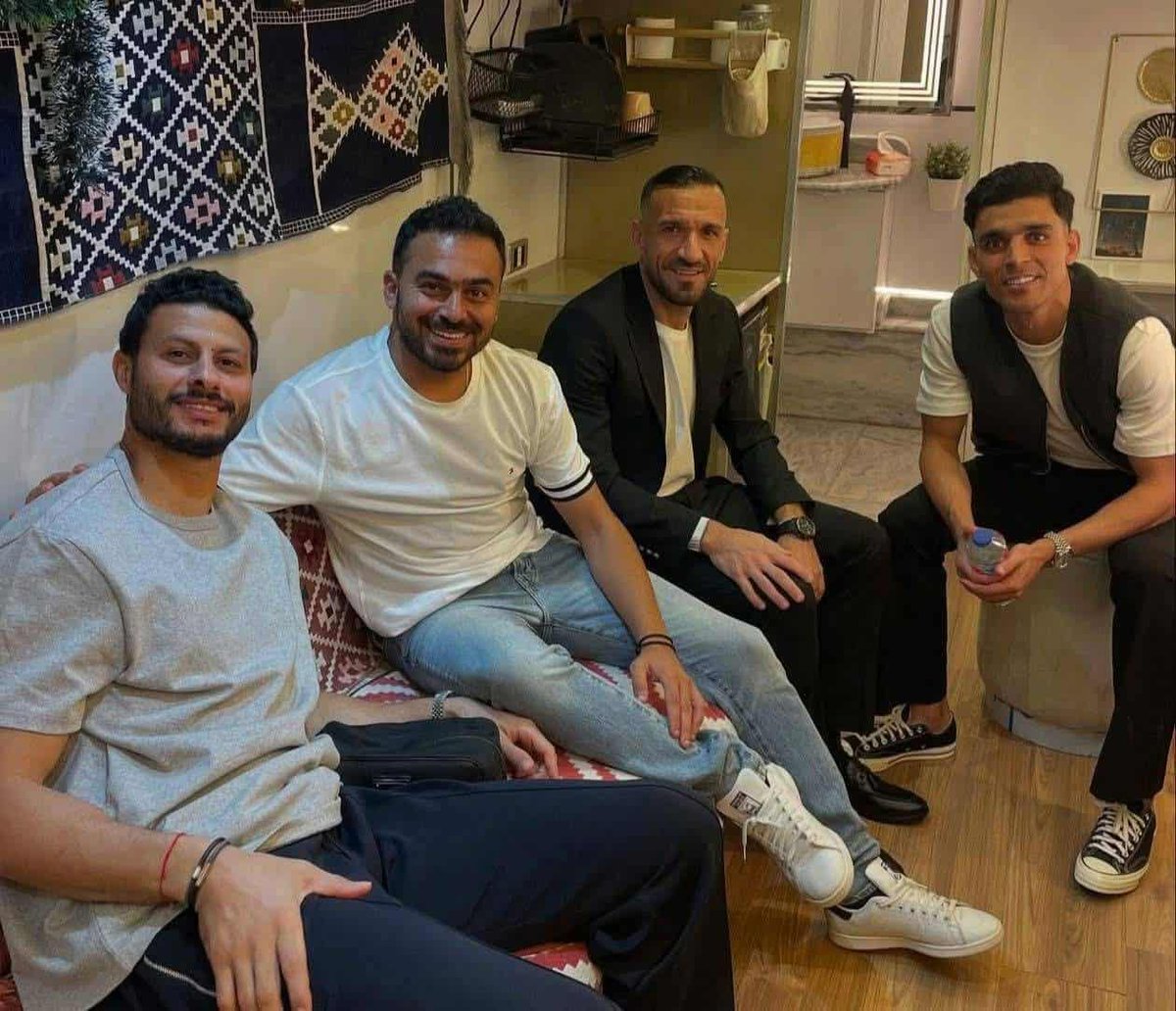KoooraMuhammad's tweet image. السوشيال ميديا بقت في منتهى التفاهة... التيم لاين مليان بوستات من نوعية: فلان ومراته تبقى مش اهلاوي لو عديتها من غير &quot;لاف&quot;... وابن اللعيب العلاني، واللي بيحبه يجمع هنا... وحاجة آخر تفاهة وتجميع لايكات وشغل عيال... وآخرهم الصورة دي...

يقولك على معلول وزيارة للعيبة الاهلي في تونس…