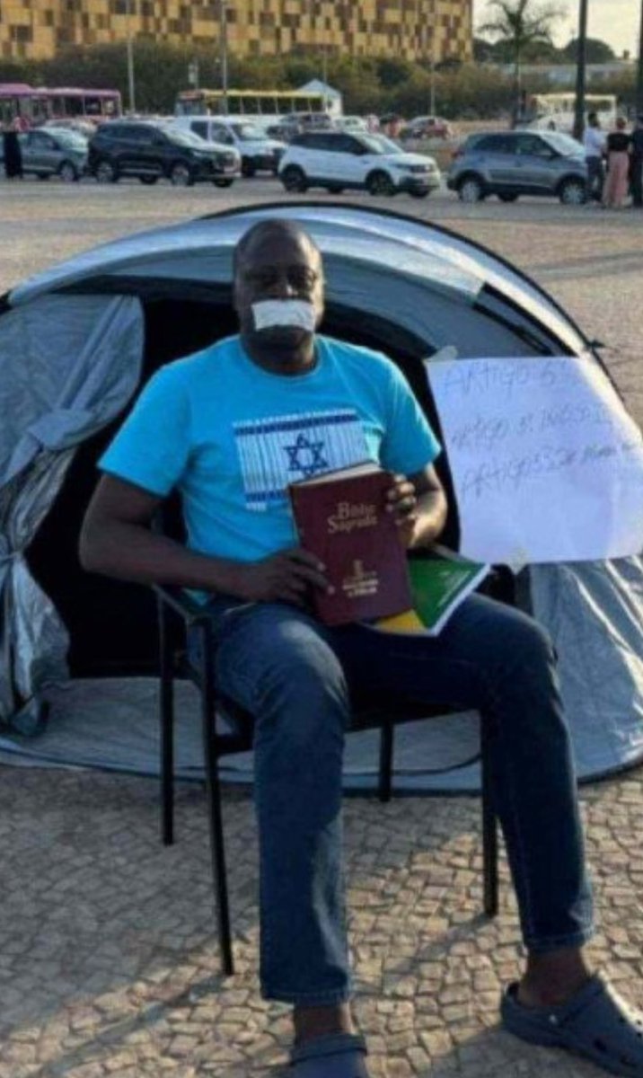 Aquela imagem de 3 toneladas de pura ignorância.
Camisa de Israel.
Novo testamento 
Acampado pra apoiar um genocida e apoiador da tortura
