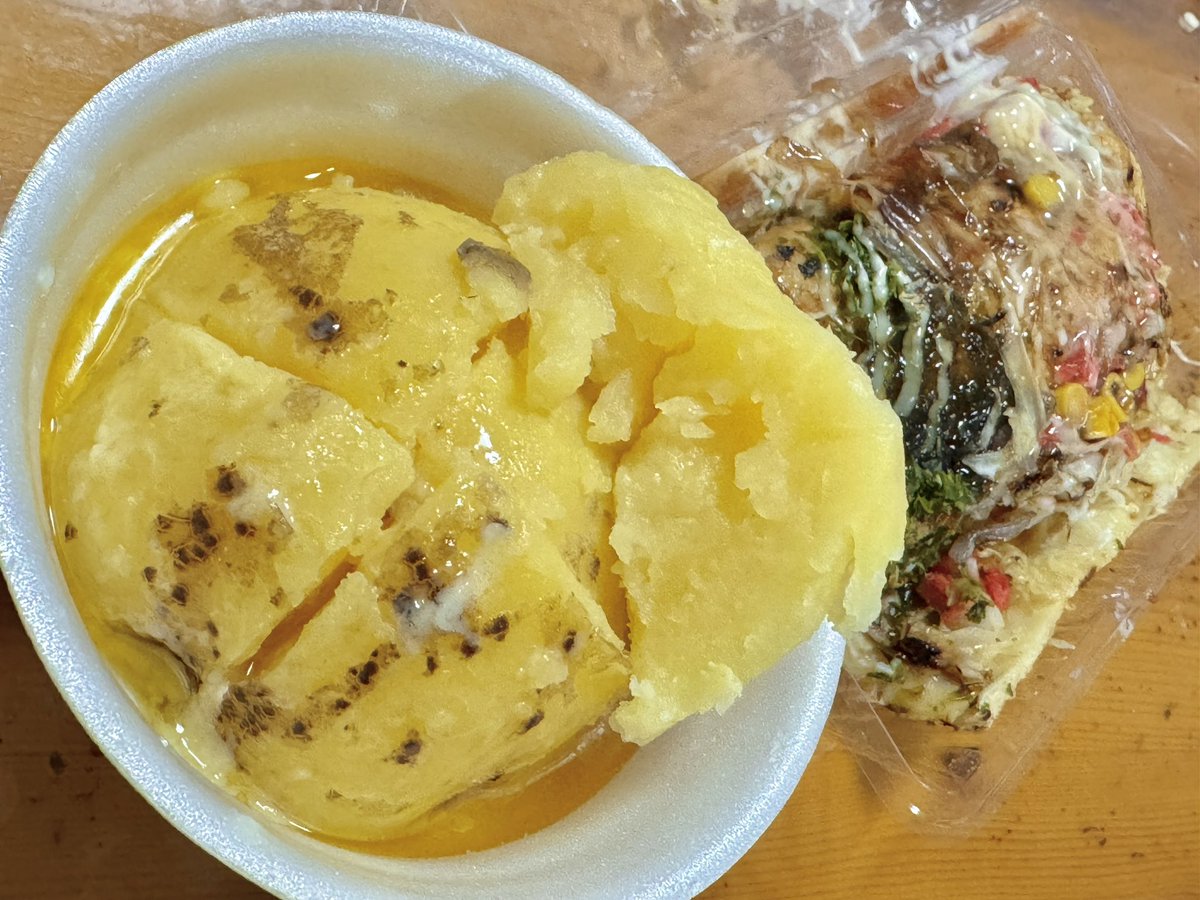 chiruson's tweet image. 今日の夜ご飯は屋台で買った…じゃがバターと広島風お好み焼き(^_−)−☆