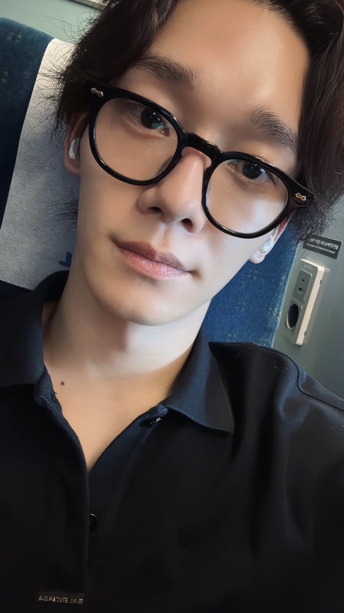 enjieLou's tweet image. π¦: The picture of you leaving work makes your eyes look alive γ
γ
Jongdae off to work Jongdae off work
