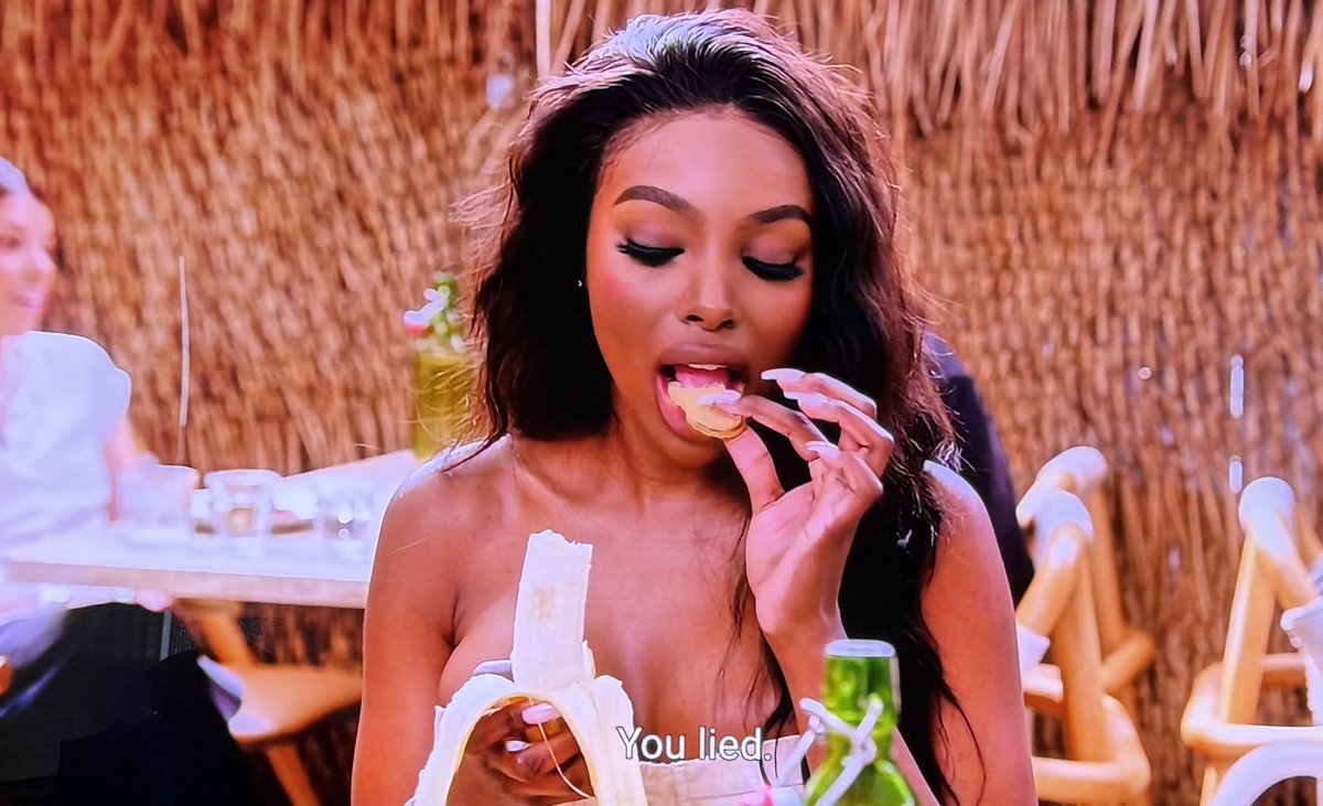 YaelML11's tweet image. What other hangry girl snacks does JaNa have in her purse? #BeyondTheVilla
