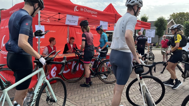 Recordaantal deelnemers fietst Duinentocht: “Elk jaar weer prachtig”: Het nummerplaatje aan het stuur vastmaken, nog even een flinke teug water, de voeten in de pedalen vastklikken, en gaan. Zaterdagochtend maakte een recordaantal fietsers hun opwachting… dlvr.it/TM7G5G