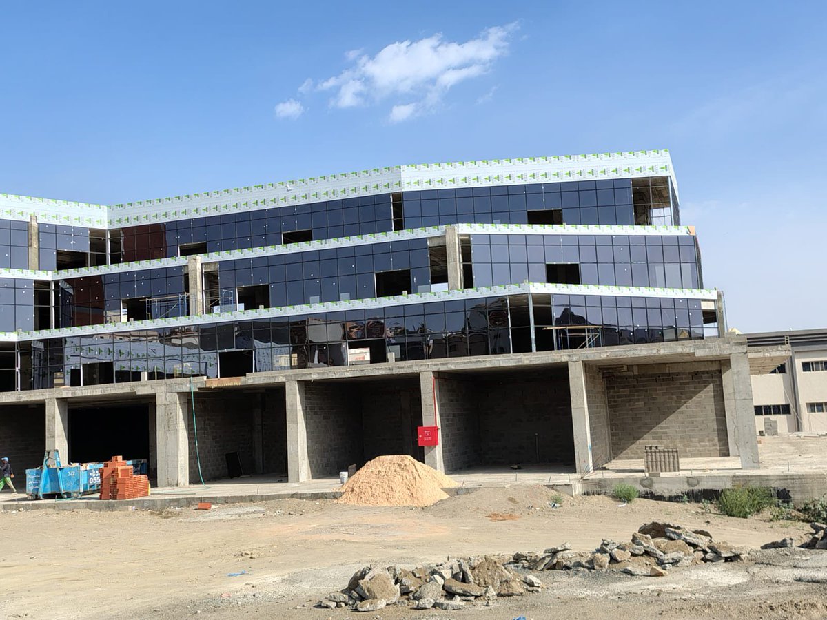 من أعمالنا تنفيذ أعمال الألمنيوم لمجمع تجاري في مدينة أبها واجهات كلادينج واستراكشر