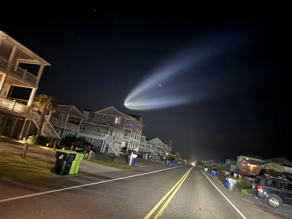 EdPiotrowski's tweet image. Another great shot of the SpaceX Falcon 9 rocket this morning. Venus is right in the middle of the exhaust plume! Photo via Jeannette Wicker in Oak Island.