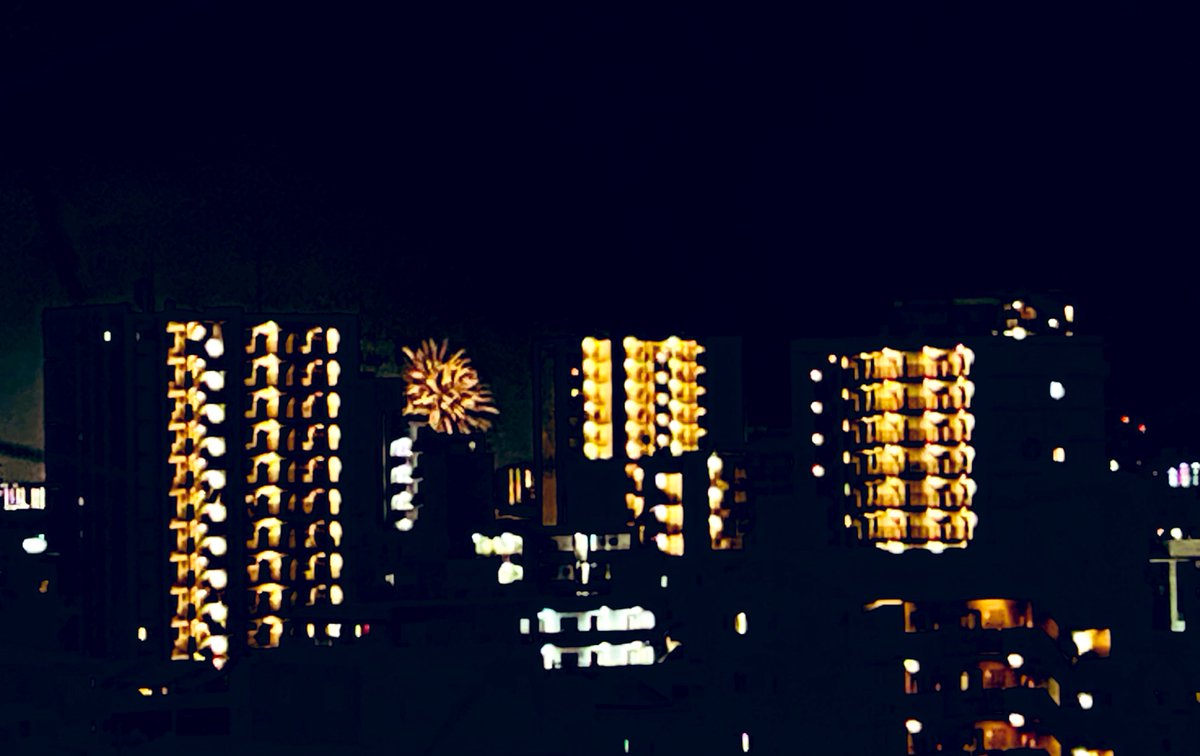 azuemon's tweet image. ベランダから見えた花火🎇 
遠い！w

ゲーム画面みたい( ˙³˙)⇝