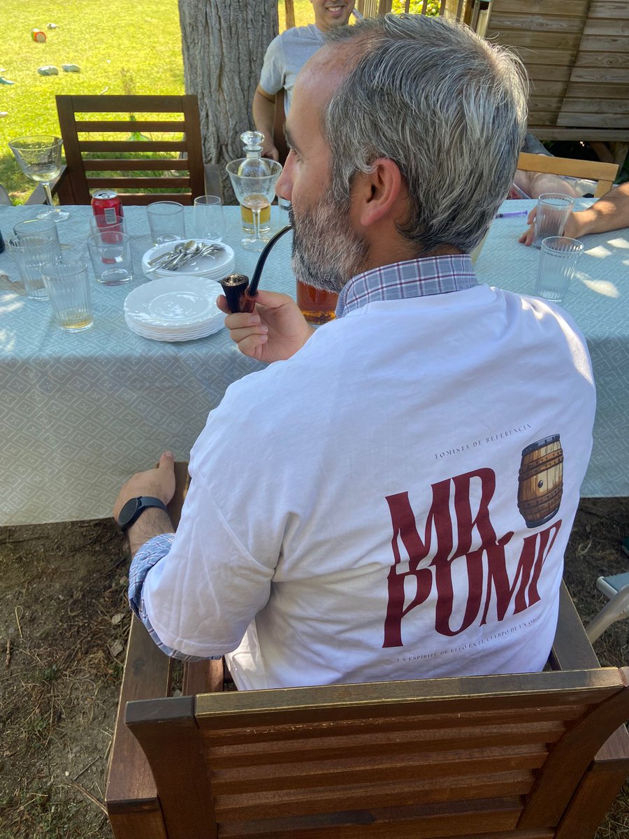 Ayer celebramos que Mr. Pump se ha convertido en el primer profesor titular del Club. Aquí 👇 posando con los regalos de parte del Club y de Natalia (whisky, camiseta y pipa)