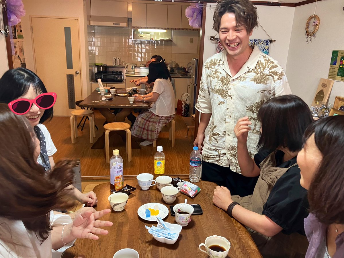 potechi422's tweet photo. 『朝から晩まで楽しい🧡』
お昼はKOCMOC‼️
夜はAM Hiroshima‼️
ギリギリまでゆっくりしてって押し入れから座布団を出してくれるたまちゃん💜
なみなみの珈琲を2杯も飲ませるのんちゃん笑🧡優しい笑顔のはるみさん🩷
みんな大好き‼️
#香川裕光
#KOCMOC
#サングラスの意味よね https://t.co/bGebCSmwJ3