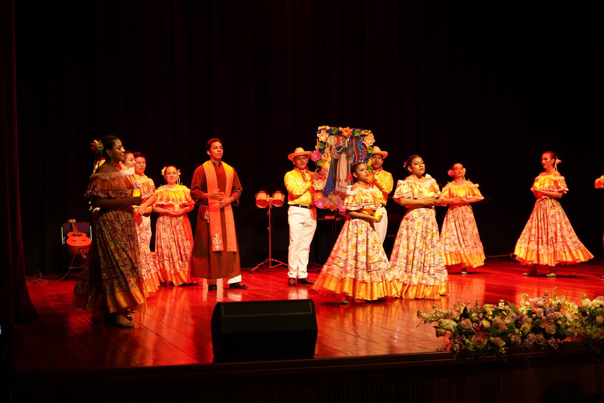 Celebramos las #FiestasJulianas en la sede #Cuenca. 💃

👏 En el marco del #ViernesCulturalSalesiano, el Ballet Folklórico La Rondalla de la <a href="/espol/">ESPOL</a> nos contagió con su energía y tradición. 

👥 Los asistentes disfrutaron de un espectáculo lleno de color y ritmo, donde cada danza
