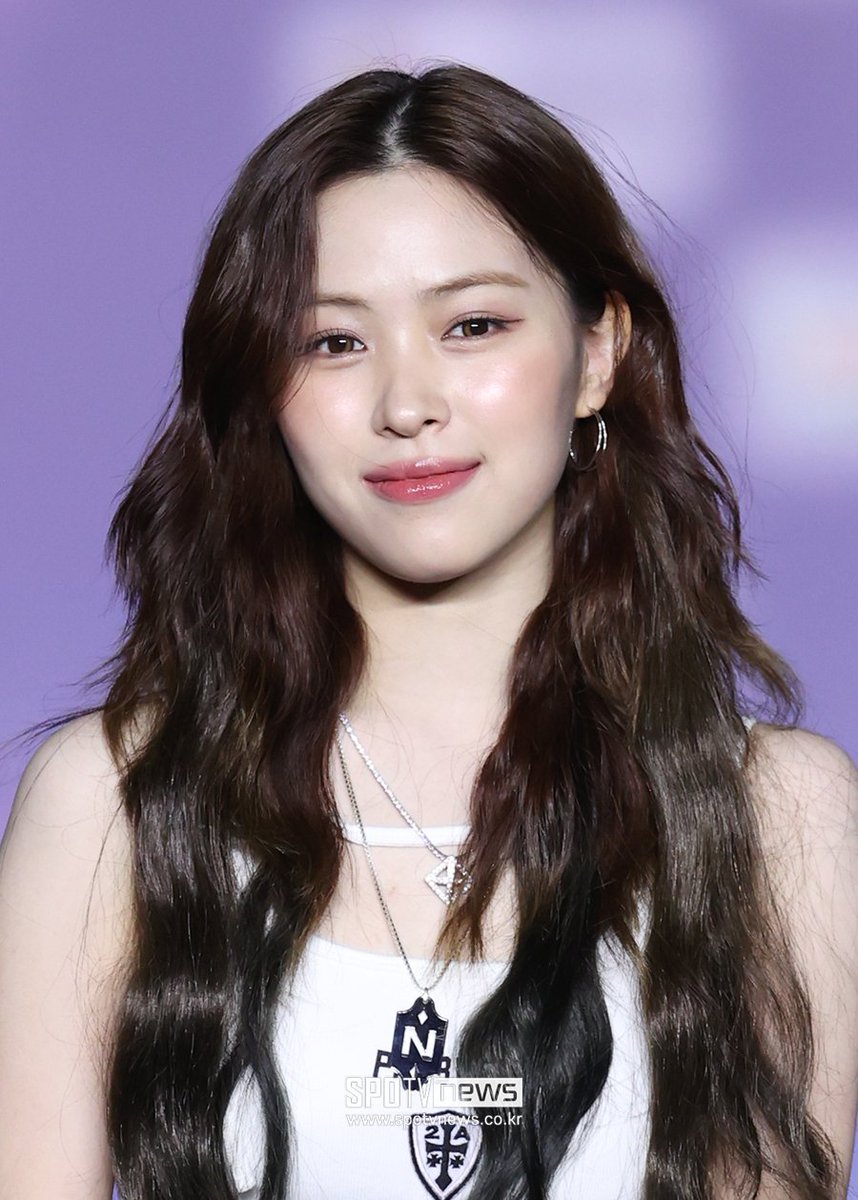 RyujinBR's tweet image. acho que não falamos o suficiente sobre o quanto ela fica linda de cabelo ondulado 😭