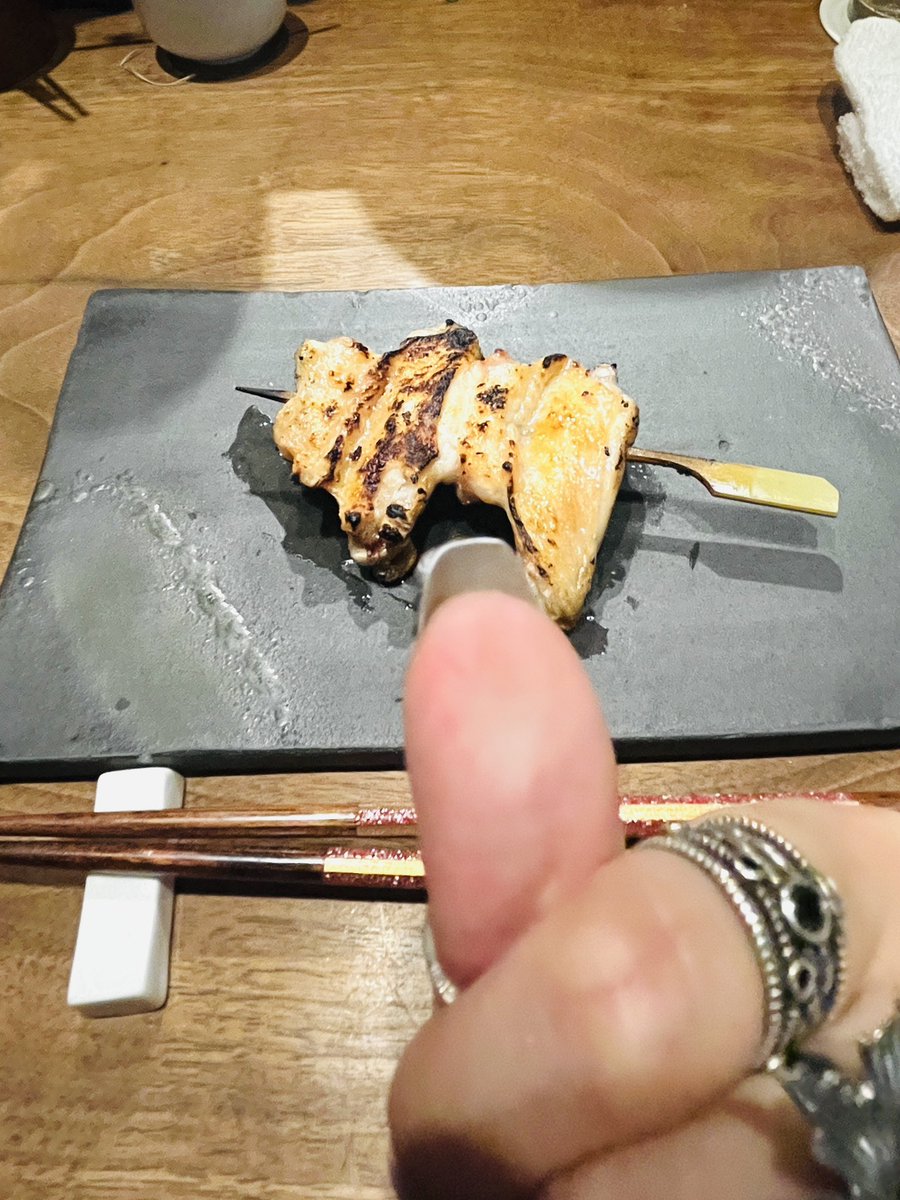 giri_taeteru's tweet image. いい焼き鳥食べてきた！ｽｸﾞﾙ、手羽先だよ。手羽先、ｽｸﾞﾙだよ。