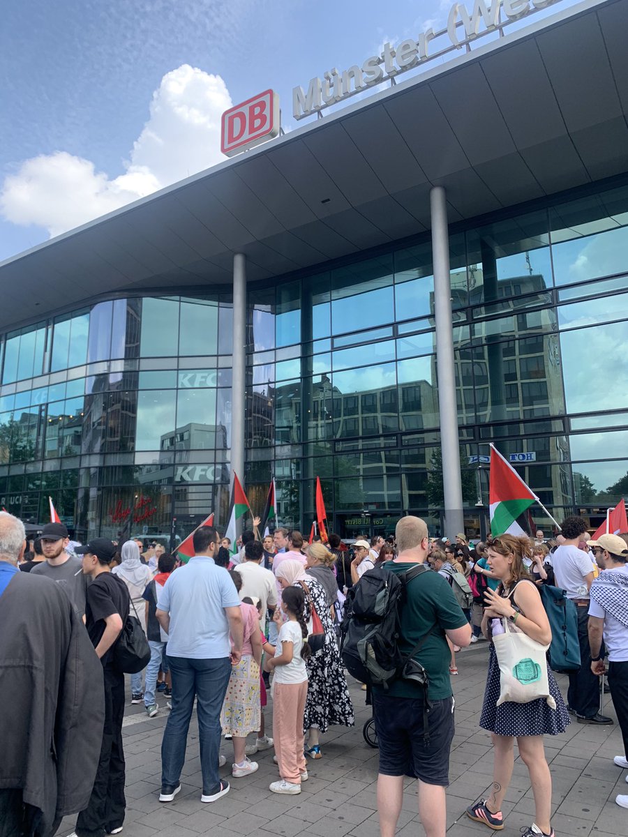 HerrDerLumpen's tweet image. Erste mal seit langem in Münster werde empfangen von Vielfalt , MLPD und Queers for Palestine 🥰