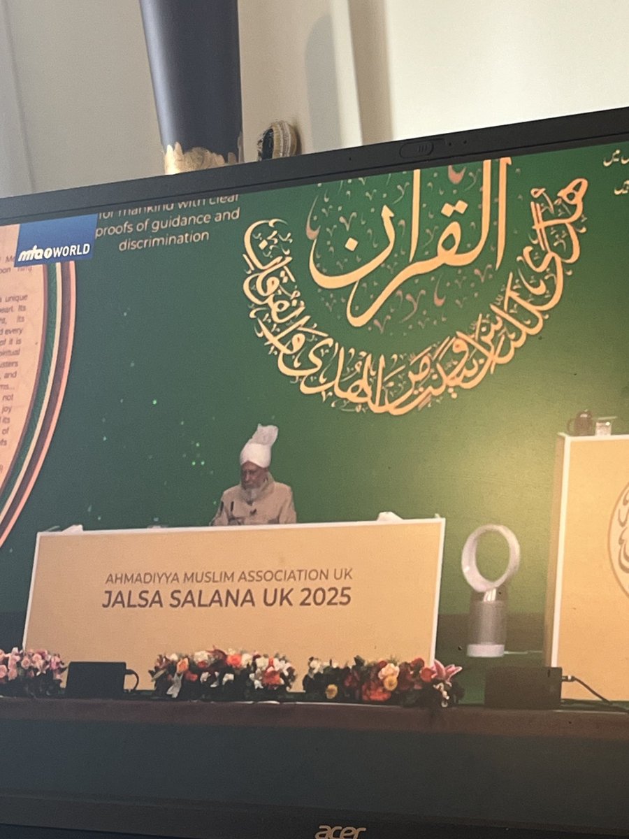 moongirl345's tweet image. Such heartwarming taraanay by lajna and Nasiraat ❤️ Such a unique expression of love for our beloved Imam! May the whole world experience this beautiful feeling of love,peace and gratitude 🥰❤️🙏🏻
#jalsaUK
⁦@JalsaConnect⁩