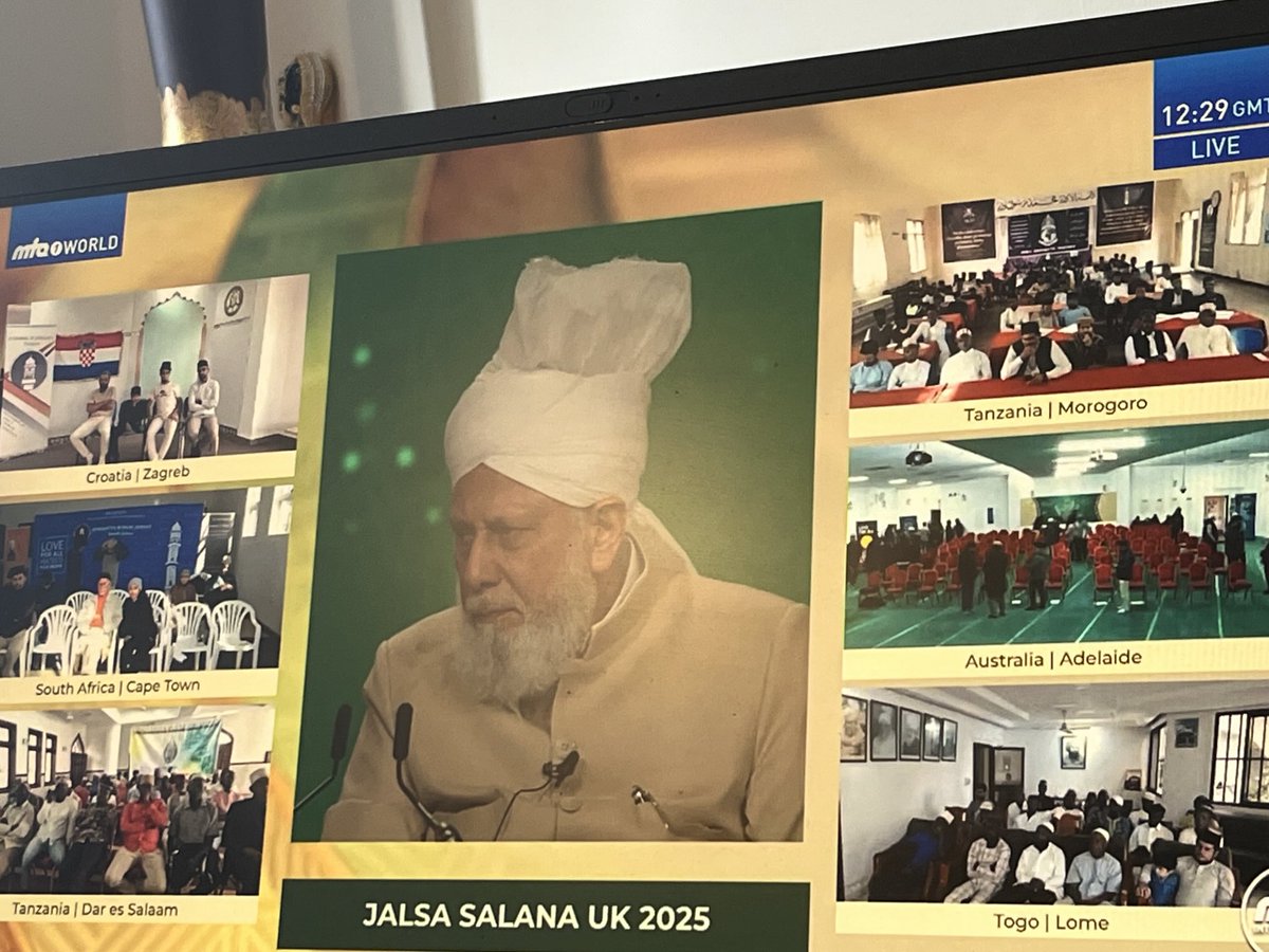 moongirl345's tweet image. Such heartwarming taraanay by lajna and Nasiraat ❤️ Such a unique expression of love for our beloved Imam! May the whole world experience this beautiful feeling of love,peace and gratitude 🥰❤️🙏🏻
#jalsaUK
⁦@JalsaConnect⁩