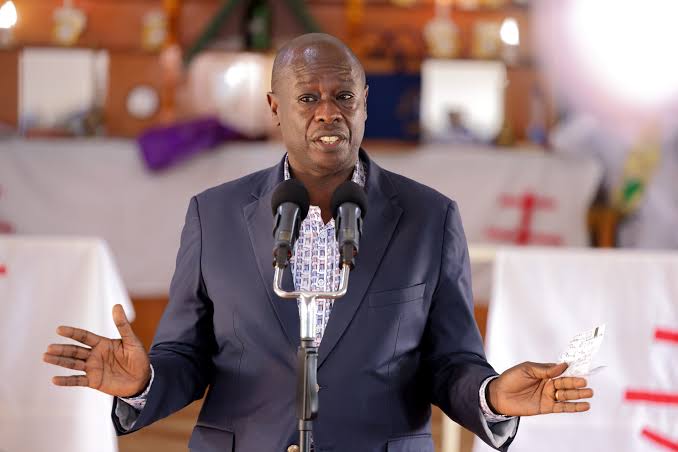 Rigathi Gachagua: President Ruto is surrounded by many advisors, but he only listens to two, Oscar Sudi, a Class 3 dropout and Farouk Kibet, a Class 6 dropout. These are the men, he says, who are advising the President to divert education funds for bribery. 😂😂🔥🔥