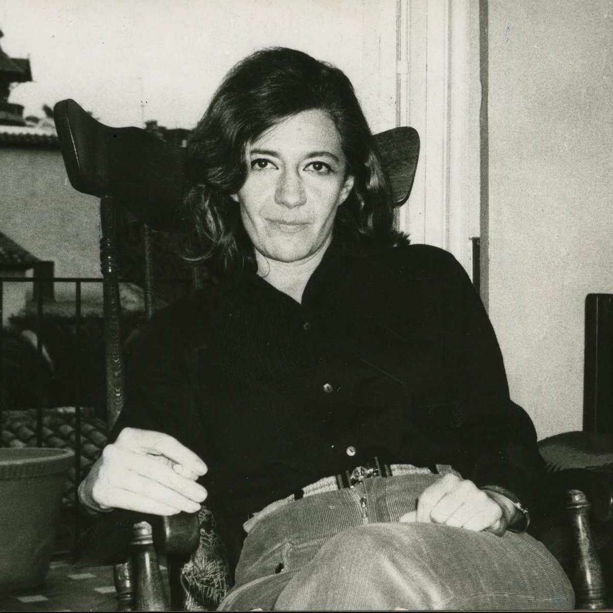 Santoni_dom's tweet image. #AnaMaríaMatute (1925–2014)
Va donar veu als infants invisibles, als silencis màgics i a la tristesa bellament dita.
Els seus contes bateguen encara damunt les taules de fusta del mercat.
📖 “La infancia es eterna.”
#Centenari #BarcelonaCultura #MercatDominicaldeSantAntoni