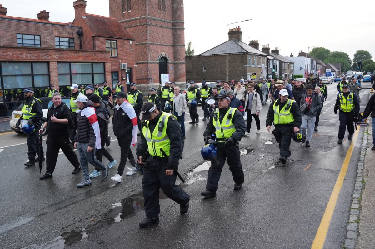 RESTinvestigate's tweet image. 🇬🇧 UK erupts after asylum seeker charged in Epping assault
Bell Hotel protests turn violent as locals demand closure.
Govt cuts aid to migrants who refuse transfers.

#StopAsylumChaos #ProtectCitizens #SovereigntyFirst
Follow @RESTinvestigate on Telegram | 𝕏