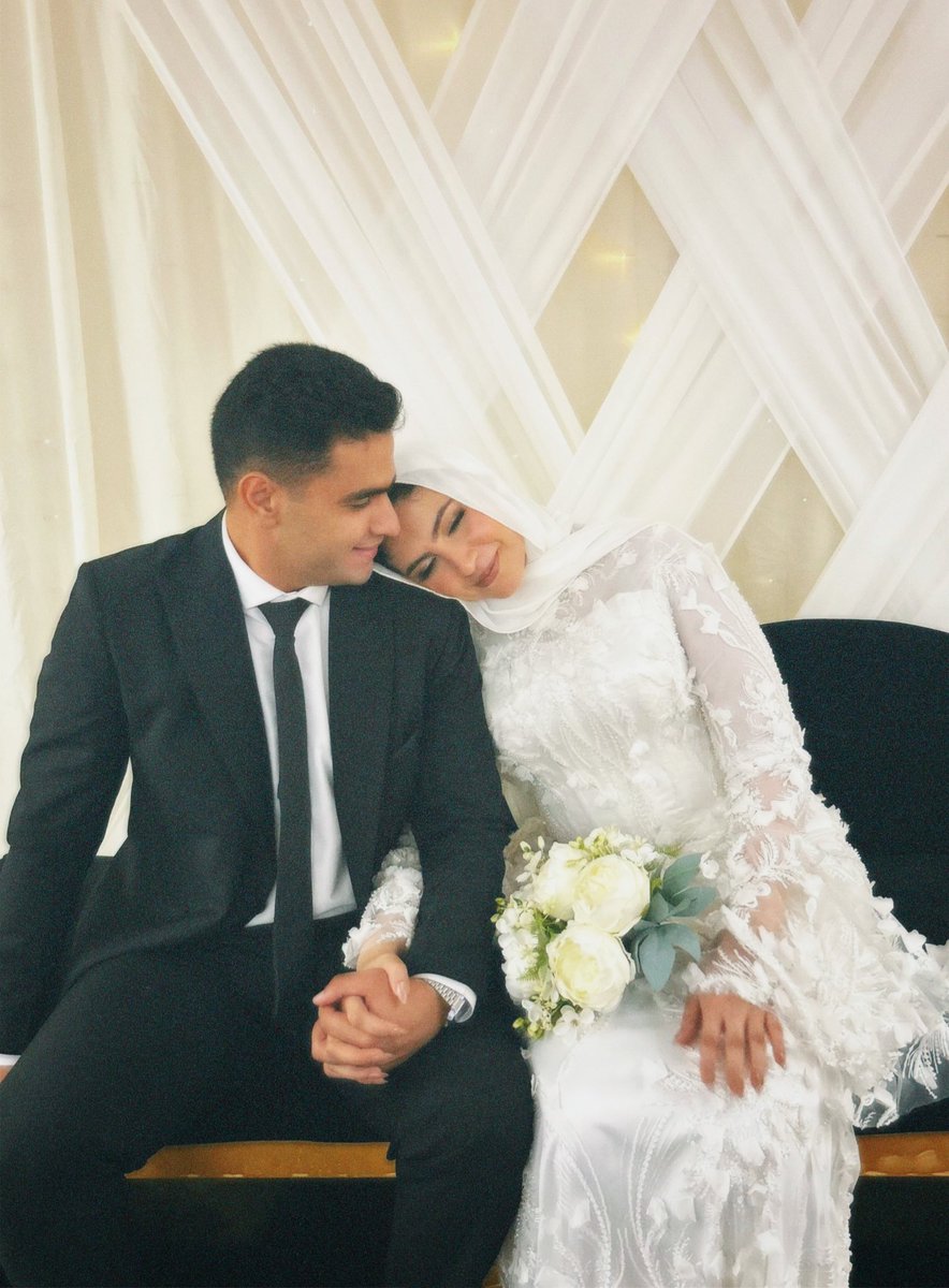 مرحبًا مُذكراتي العزيزة،
نحن مع الرجل الذي حدّثتك مرارًا وتكرارًا أنني مُغرمة به،
أتكيء على كتفيه دون الخوف من الغد،
سويًا حتي النهاية يدي بيدَه …