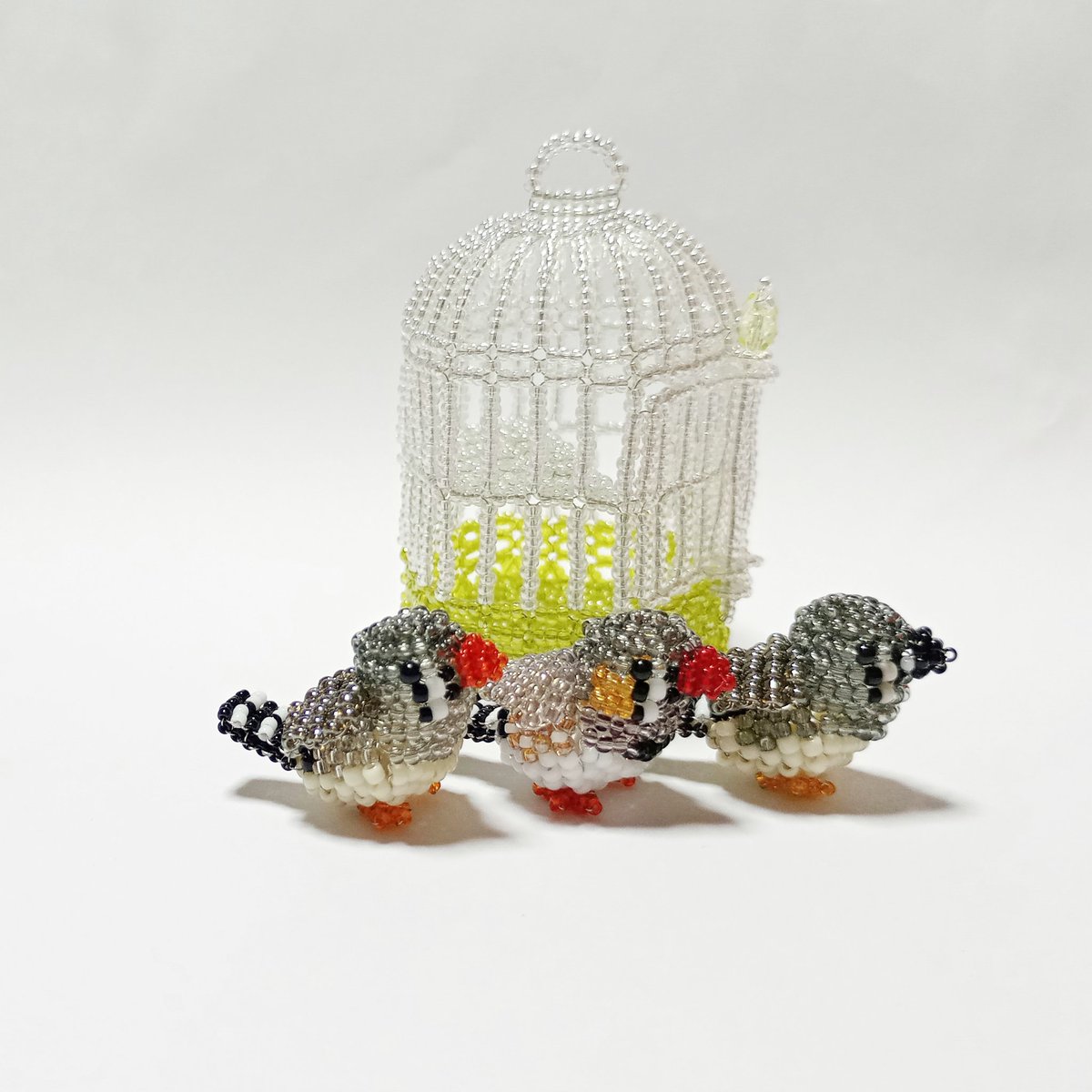beaded_bird's tweet image. 3羽入ります✨️
#キンカチョウ #小鳥 #シードビーズ #ハンドメイド #minne で年内に販売予定でっす♪