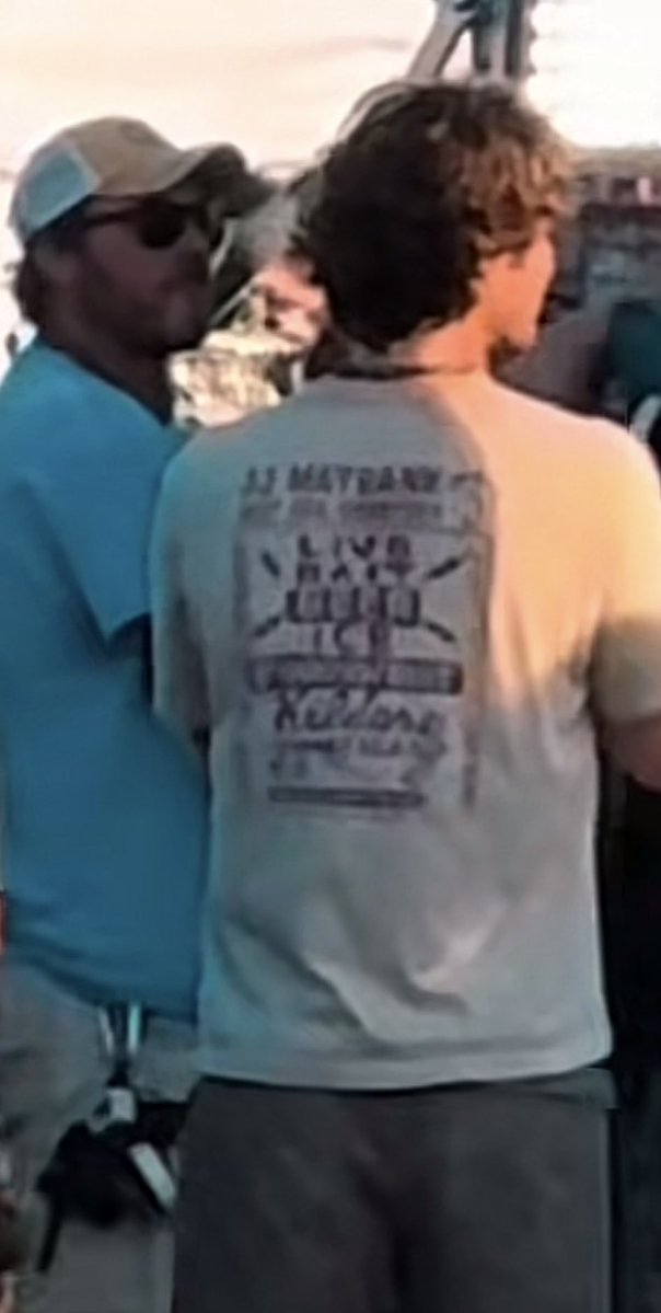 vero_bf03's tweet image. john b che indossa la maglietta di jj. Piango loro per sempre fratellini 🤧