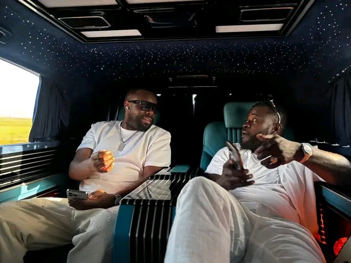 je_suisalfredob's tweet image. ✈️ Gims annule un concert, jet privé ? Il dément :
"Pas une exigence, juste une option."
🎤 Pour prouver son amour, il chante GRATUITEMENT dans le métro à Paris.
Classe, humilité, respect.

#Gims #JetPrivé #Humilité #Respect #Alfredobofficiel #Bénin