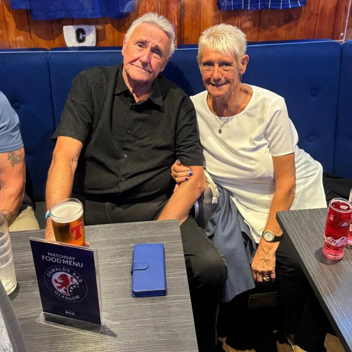 OswaldsBar's tweet image. Edward and Christine Bygrave celebrating their 50th wedding anniversary today in the bar. 🥳💙