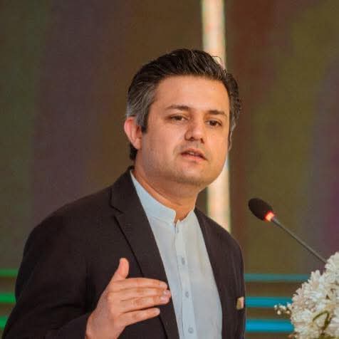 حماد اظہر کے کسی اور جماعت، جیسے کہ مسلم لیگ ن، میں شامل ہونے کی خبریں مکمل طور پر جھوٹی اور محض پروپیگنڈا ہیں۔ میں اس وقت ان کے ساتھ موجود ہوں، اور وہ خود کہہ رہے ہیں: ’اپنی آخری سانس تک عمران خان کے ساتھ ہوں ، ابوذر سلمان نیازی